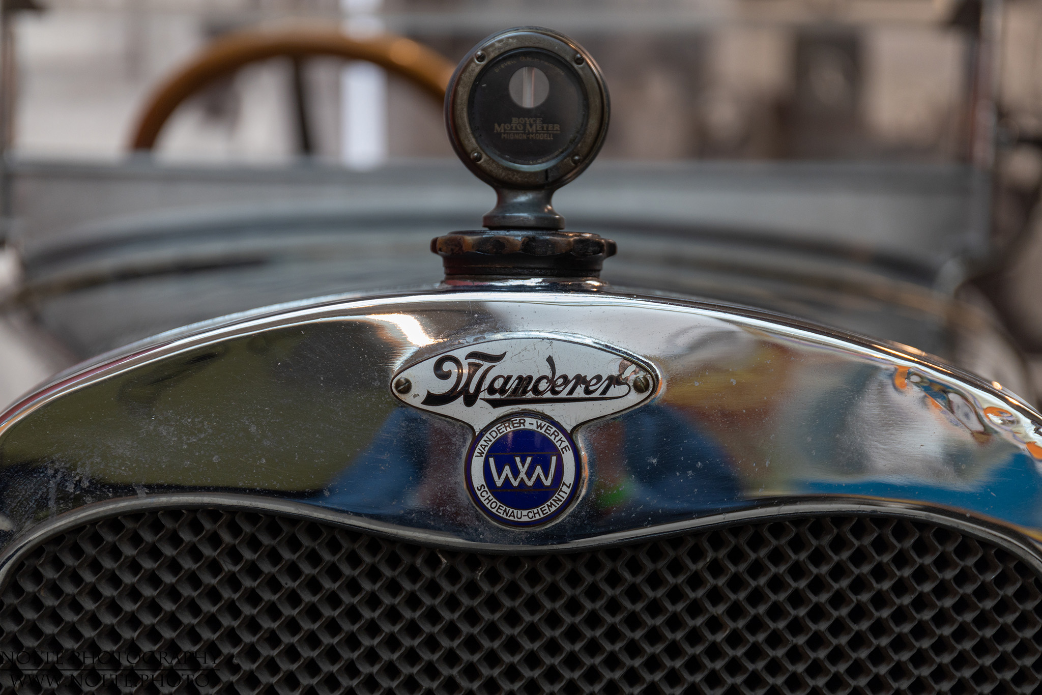 Logo und Kühlerdeckel im Thermostat an einem 1926er Wanderer W8  Typ 5